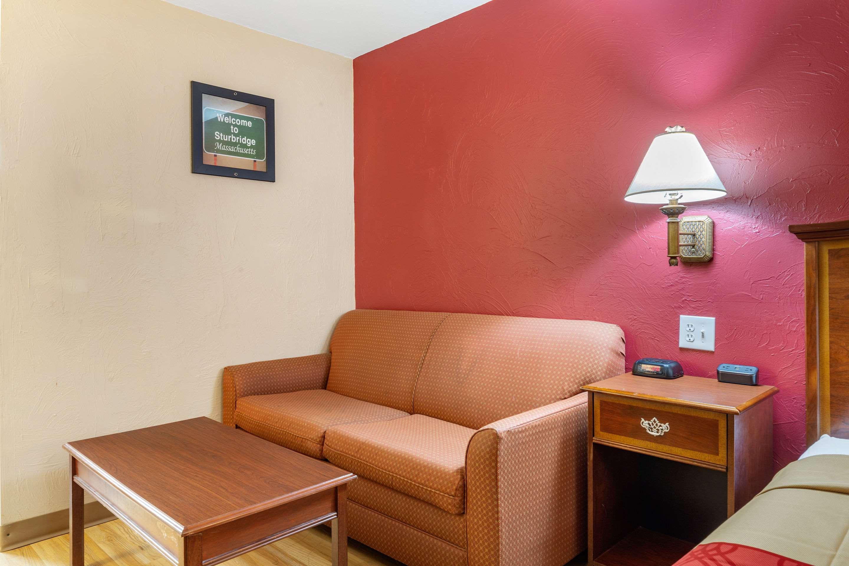 Econo Lodge Sturbridge Route 20 Exterior photo
