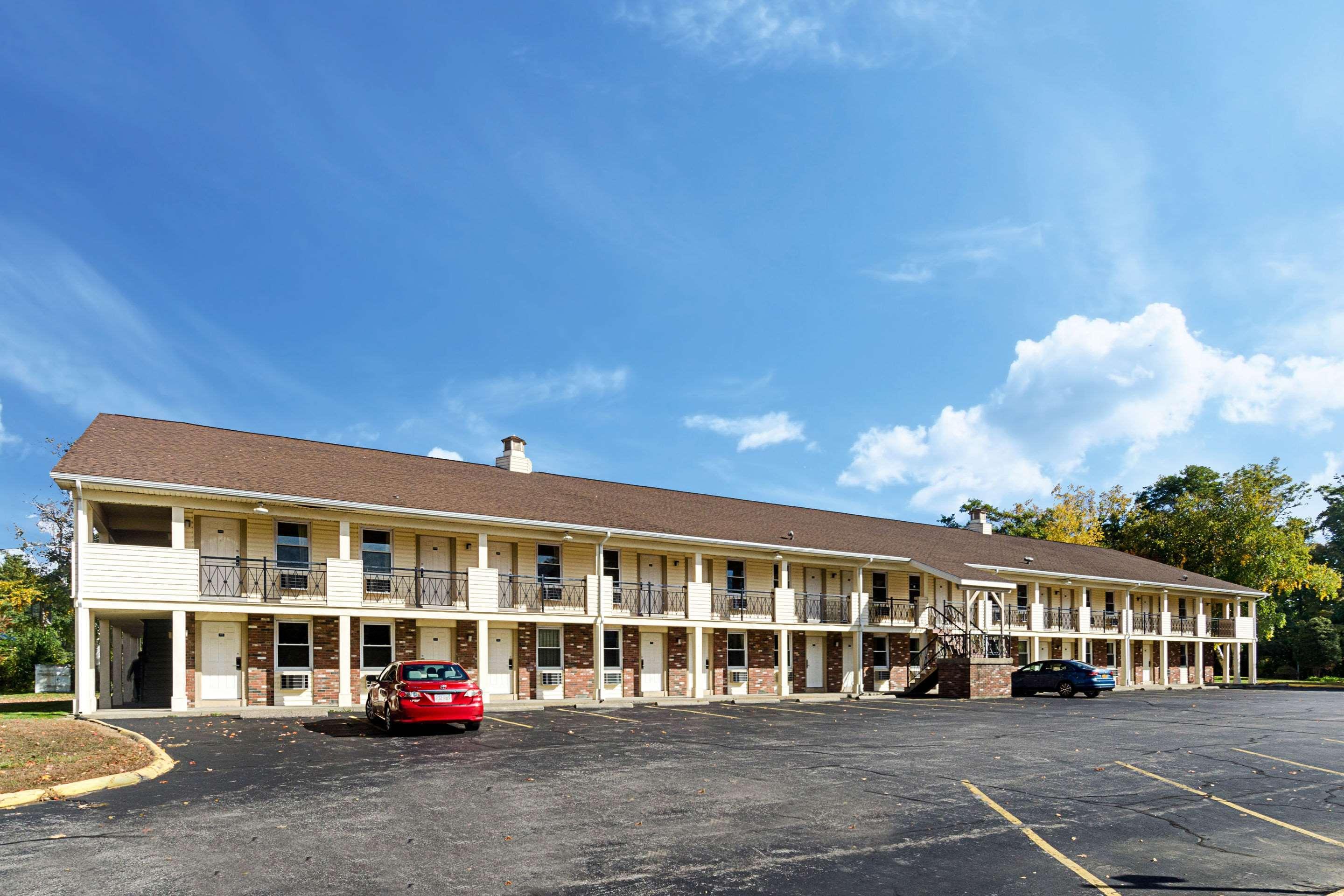 Econo Lodge Sturbridge Route 20 Exterior photo
