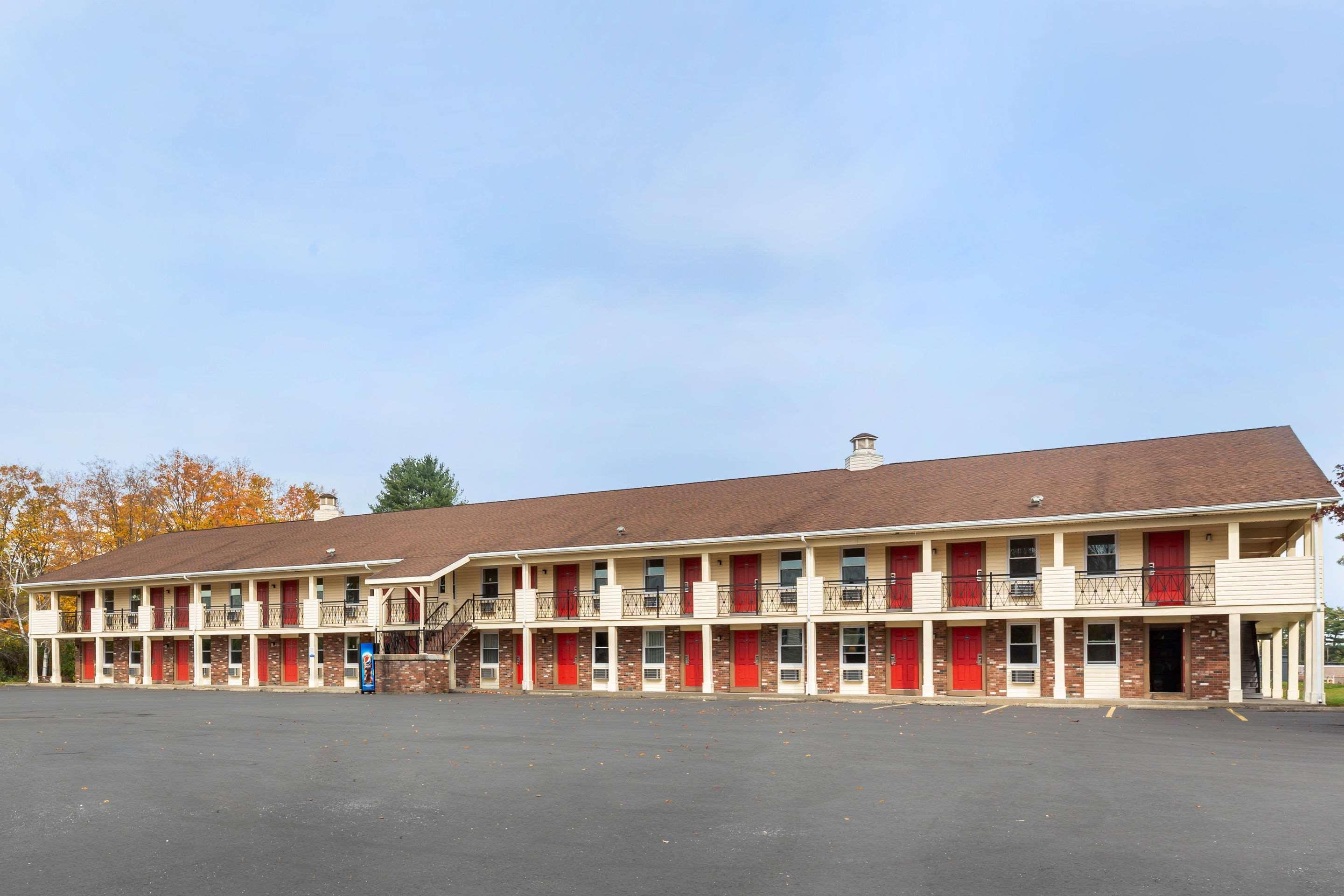 Econo Lodge Sturbridge Route 20 Exterior photo