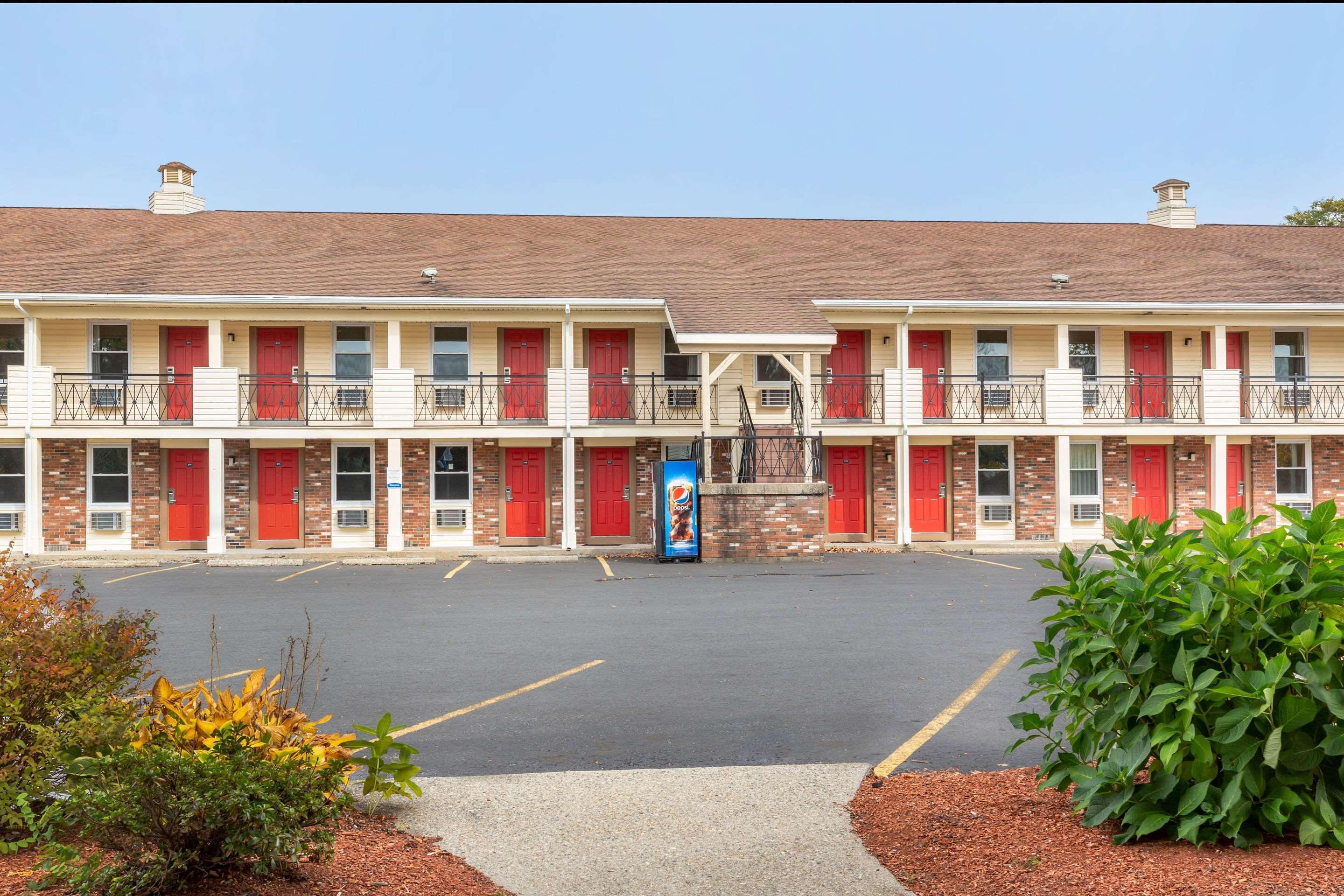 Econo Lodge Sturbridge Route 20 Exterior photo