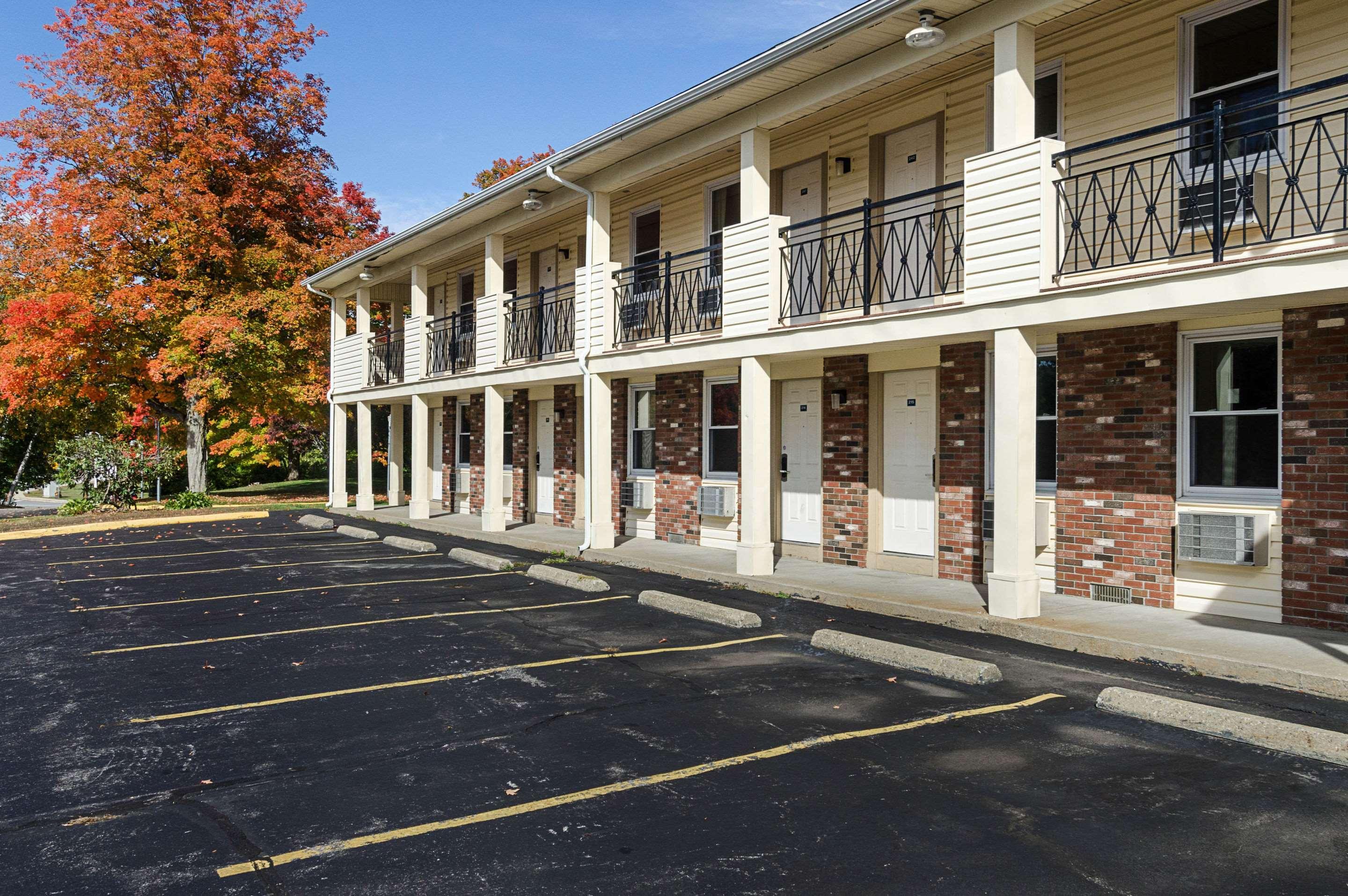 Econo Lodge Sturbridge Route 20 Exterior photo