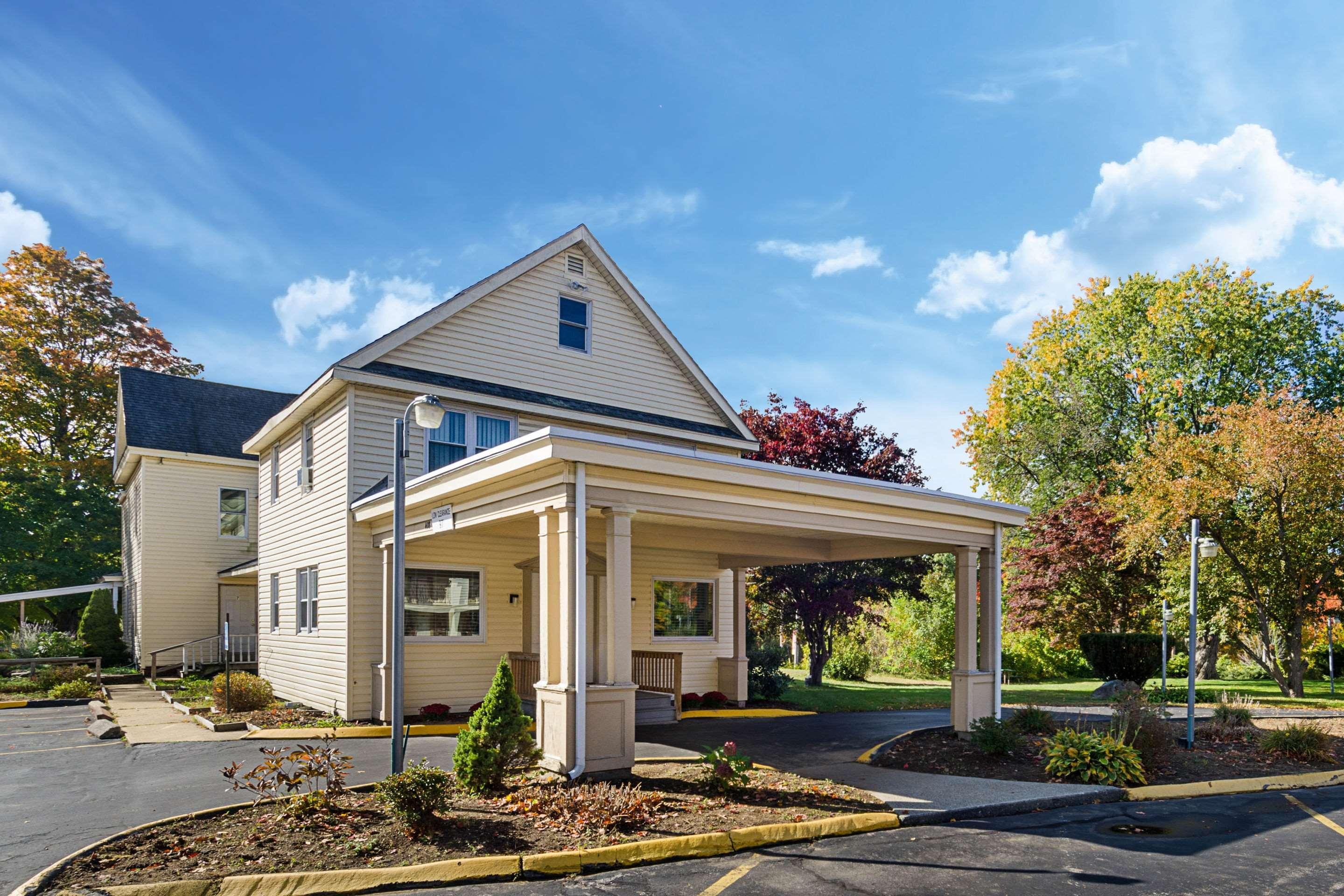 Econo Lodge Sturbridge Route 20 Exterior photo